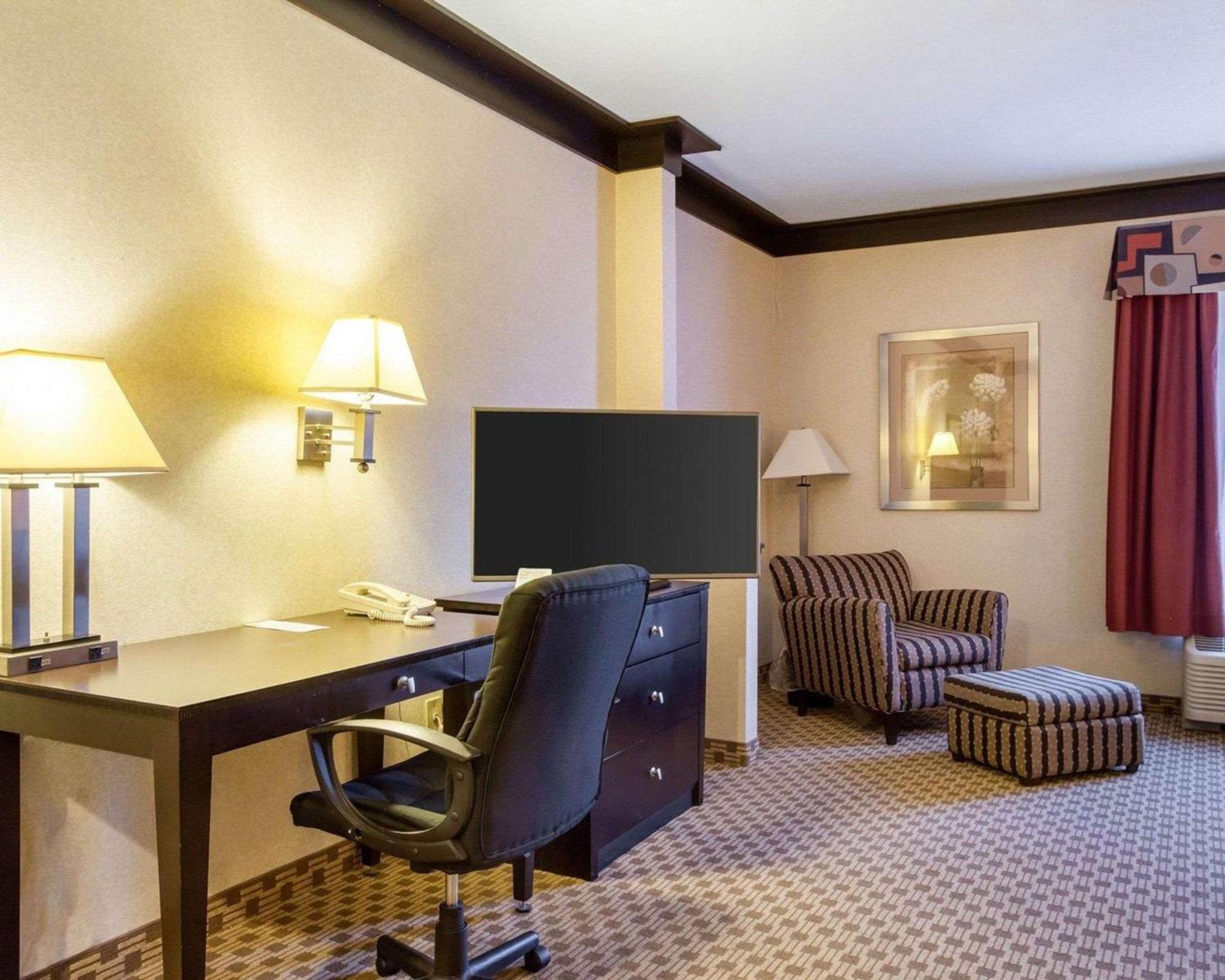 Quality Inn & Suites Oakwood Village - Cleveland South Экстерьер фото