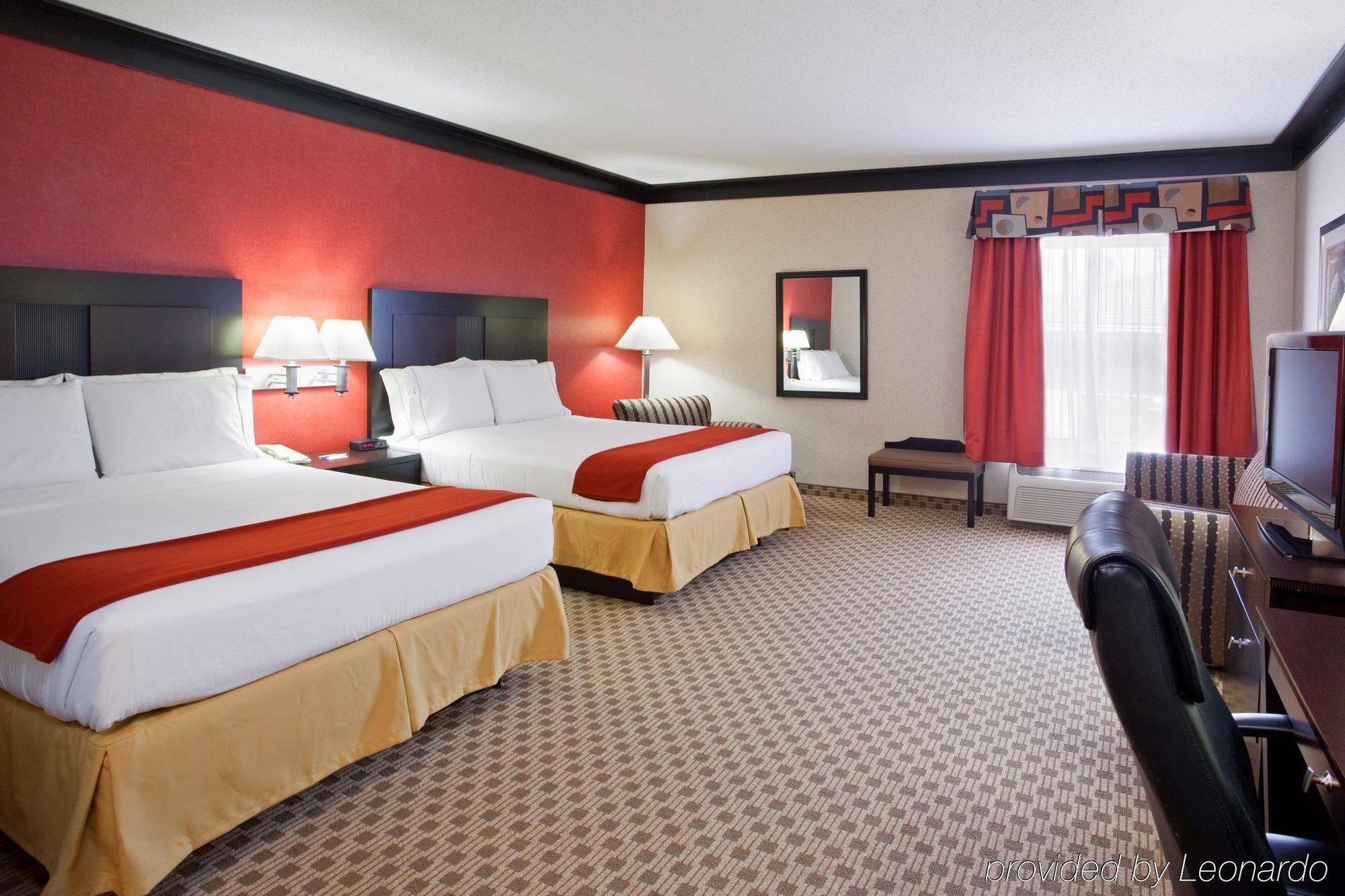 Quality Inn & Suites Oakwood Village - Cleveland South Номер фото