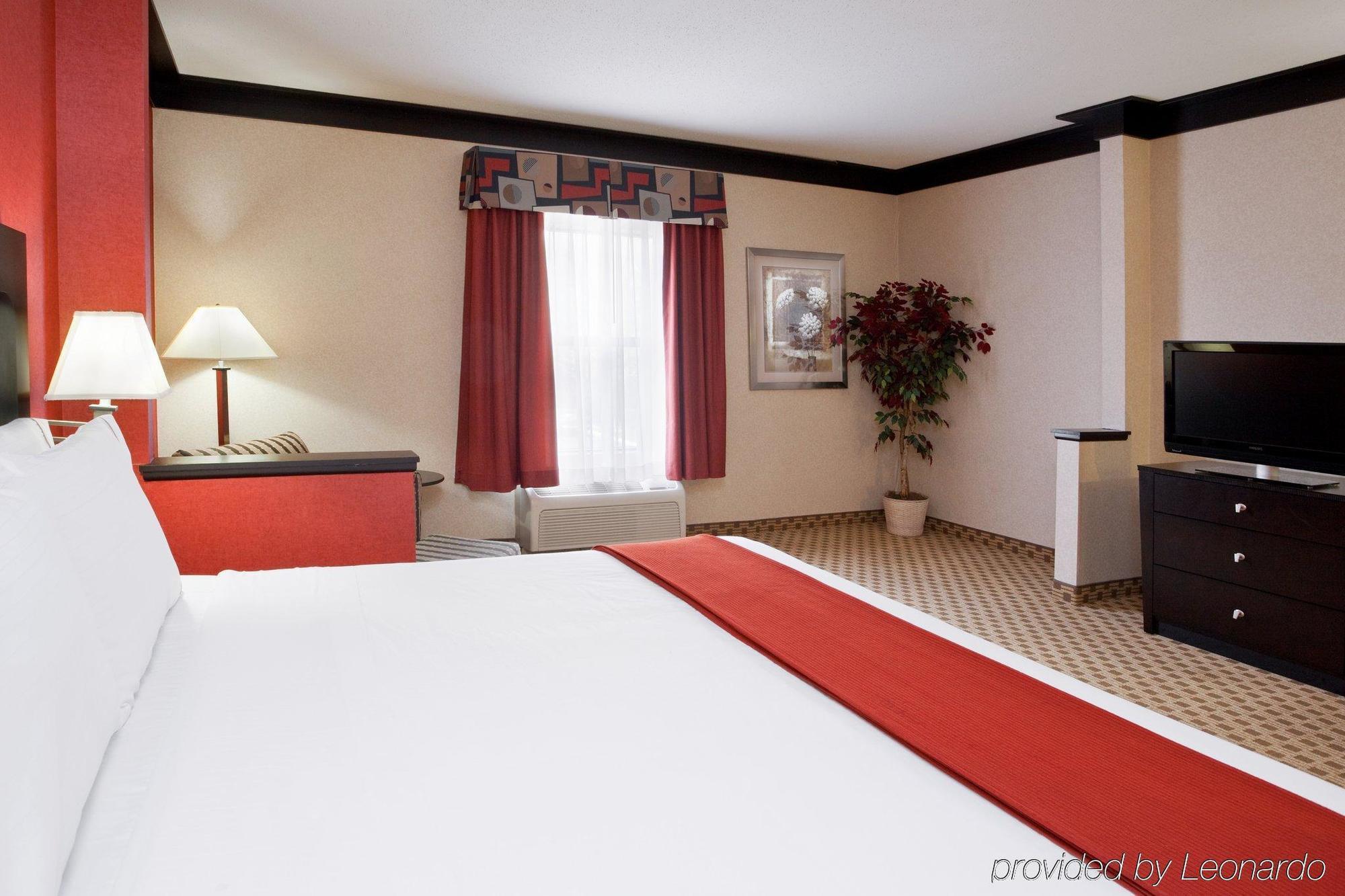 Quality Inn & Suites Oakwood Village - Cleveland South Номер фото