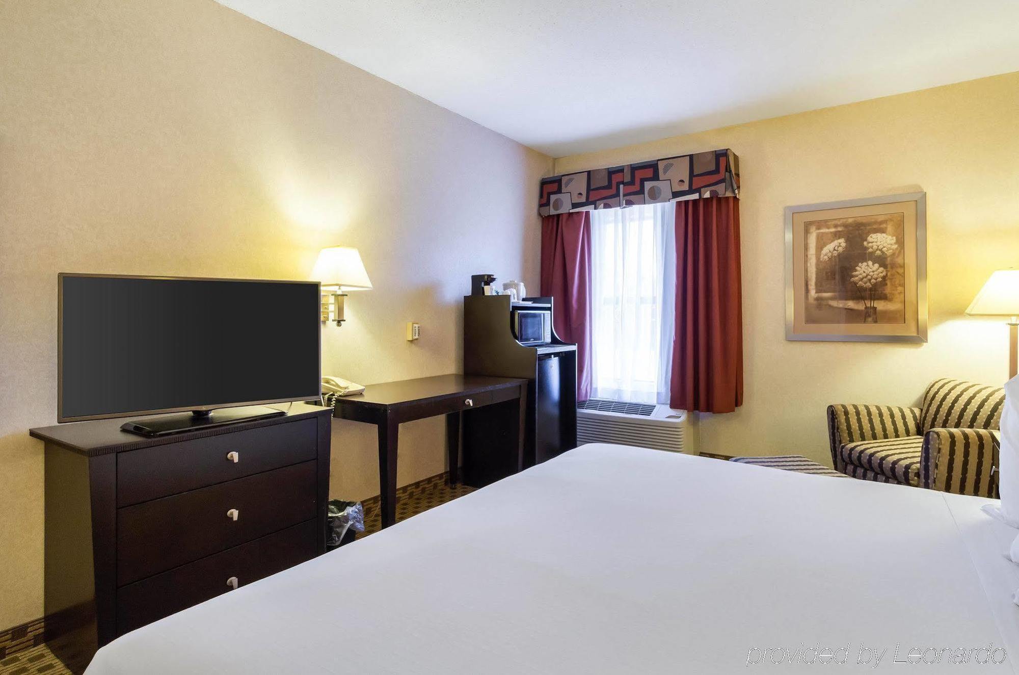 Quality Inn & Suites Oakwood Village - Cleveland South Экстерьер фото